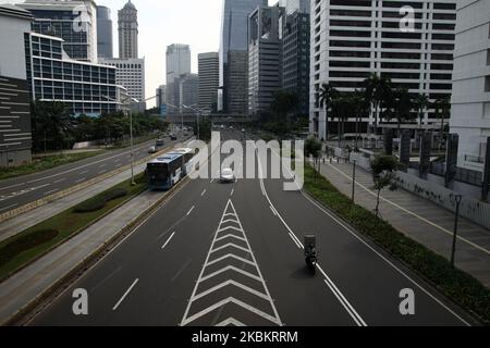 Il punto di vista di Jenderal Sudirman protocollo strada che sembra quasi vuoto durante l'attuazione della politica di allontanamento fisico a causa del coronavirus (Covid-19) focolaio a Central Jakarta, Lunedi, 30 marzo 2020. Il presidente Joko Widodo chiede alle amministrazioni regionali di persuadere una restrizione sociale su larga scala e una politica di allontanamento fisico più severa nella gestione dell'epidemia, rifiutando le opzioni di blocco o quarantena locale. Lunedì, 1,414 persone hanno testato il Covid-19 positivo in Indonesia, con 122 morti, e 75 erano guariti. (Foto di Aditya Irawan/NurPhoto) Foto Stock