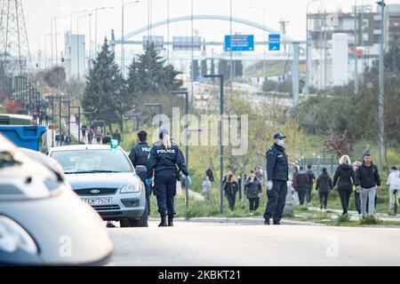 La polizia sta controllando le persone che corrono o camminano a Evosmos, Salonicco, e ordina alle persone di smettere di correre ma di camminare, in quanto grandi folle di persone sono fuori evitando l'ordine sociale di distanza. I cittadini dovrebbero avere un permesso speciale e un documento di identità per essere fuori casa a causa del divieto di traffico, restrizioni generali, un blocco attuato dal governo greco per prevenire la diffusione della pandemia di Coronavirus Covid-19. Le persone che non hanno il permesso di ottenere 150euro multa e le persone che dovrebbero essere in quarantena e sono scoperto ottenere una multa di 5000 euro e le conseguenze legali. Evosmos, Thessa Foto Stock