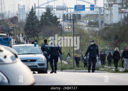 La polizia sta controllando le persone che corrono o camminano a Evosmos, Salonicco, e ordina alle persone di smettere di correre ma di camminare, in quanto grandi folle di persone sono fuori evitando l'ordine sociale di distanza. I cittadini dovrebbero avere un permesso speciale e un documento di identità per essere fuori casa a causa del divieto di traffico, restrizioni generali, un blocco attuato dal governo greco per prevenire la diffusione della pandemia di Coronavirus Covid-19. Le persone che non hanno il permesso di ottenere 150euro multa e le persone che dovrebbero essere in quarantena e sono scoperto ottenere una multa di 5000 euro e le conseguenze legali. Evosmos, Thessa Foto Stock