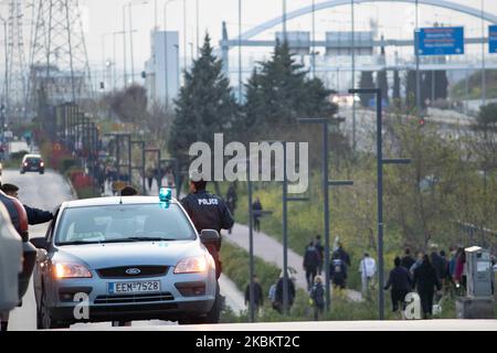 La polizia sta controllando le persone che corrono o camminano a Evosmos, Salonicco, e ordina alle persone di smettere di correre ma di camminare, in quanto grandi folle di persone sono fuori evitando l'ordine sociale di distanza. I cittadini dovrebbero avere un permesso speciale e un documento di identità per essere fuori casa a causa del divieto di traffico, restrizioni generali, un blocco attuato dal governo greco per prevenire la diffusione della pandemia di Coronavirus Covid-19. Le persone che non hanno il permesso di ottenere 150euro multa e le persone che dovrebbero essere in quarantena e sono scoperto ottenere una multa di 5000 euro e le conseguenze legali. Evosmos, Thessa Foto Stock