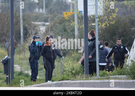 La polizia sta controllando le persone che corrono o camminano a Evosmos, Salonicco, e ordina alle persone di smettere di correre ma di camminare, in quanto grandi folle di persone sono fuori evitando l'ordine sociale di distanza. I cittadini dovrebbero avere un permesso speciale e un documento di identità per essere fuori casa a causa del divieto di traffico, restrizioni generali, un blocco attuato dal governo greco per prevenire la diffusione della pandemia di Coronavirus Covid-19. Le persone che non hanno il permesso di ottenere 150euro multa e le persone che dovrebbero essere in quarantena e sono scoperto ottenere una multa di 5000 euro e le conseguenze legali. Evosmos, Thessa Foto Stock