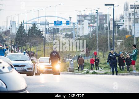 La polizia sta controllando le persone che corrono o camminano a Evosmos, Salonicco, e ordina alle persone di smettere di correre ma di camminare, in quanto grandi folle di persone sono fuori evitando l'ordine sociale di distanza. I cittadini dovrebbero avere un permesso speciale e un documento di identità per essere fuori casa a causa del divieto di traffico, restrizioni generali, un blocco attuato dal governo greco per prevenire la diffusione della pandemia di Coronavirus Covid-19. Le persone che non hanno il permesso di ottenere 150euro multa e le persone che dovrebbero essere in quarantena e sono scoperto ottenere una multa di 5000 euro e le conseguenze legali. Evosmos, Thessa Foto Stock