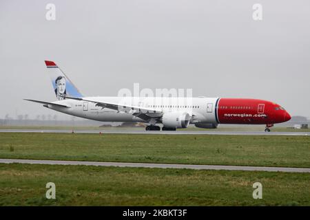 Norwegian Air Sweden Boeing 787-9 Dreamliner come visto all'arrivo finale atterrando sulla pista Ponderbaan e tassando all'aeroporto internazionale Schiphol di Amsterdam AMS EHAM nei Paesi Bassi durante una giornata di pioggia in foschia. L'aereo commerciale a corpo largo ha la registrazione se-RXM, 2x RR Rolls Royce motori a getto e il nome Asger Jorn. Norwegian Air Sweden AB è una compagnia aerea svedese a basso costo e una filiale completamente integrata di Norwegian Air Shuttle, che utilizza la propria identità aziendale. Febbraio 28, 2020 (Foto di Nicolas Economou/NurPhoto) Foto Stock