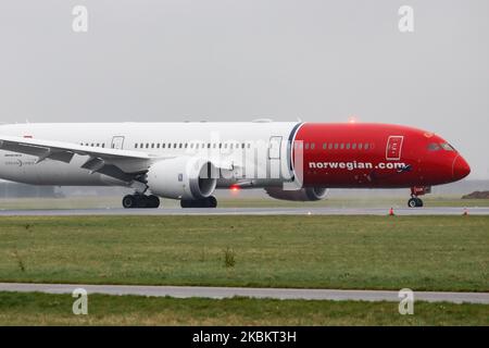 Norwegian Air Sweden Boeing 787-9 Dreamliner come visto all'arrivo finale atterrando sulla pista Ponderbaan e tassando all'aeroporto internazionale Schiphol di Amsterdam AMS EHAM nei Paesi Bassi durante una giornata di pioggia in foschia. L'aereo commerciale a corpo largo ha la registrazione se-RXM, 2x RR Rolls Royce motori a getto e il nome Asger Jorn. Norwegian Air Sweden AB è una compagnia aerea svedese a basso costo e una filiale completamente integrata di Norwegian Air Shuttle, che utilizza la propria identità aziendale. Febbraio 28, 2020 (Foto di Nicolas Economou/NurPhoto) Foto Stock