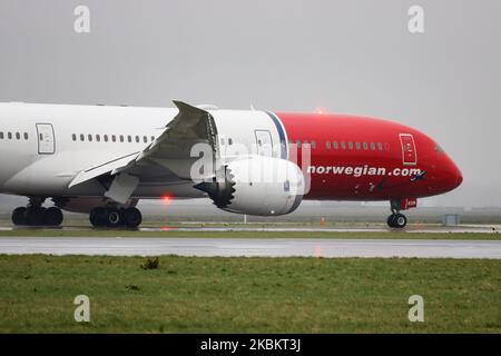 Norwegian Air Sweden Boeing 787-9 Dreamliner come visto all'arrivo finale atterrando sulla pista Ponderbaan e tassando all'aeroporto internazionale Schiphol di Amsterdam AMS EHAM nei Paesi Bassi durante una giornata di pioggia in foschia. L'aereo commerciale a corpo largo ha la registrazione se-RXM, 2x RR Rolls Royce motori a getto e il nome Asger Jorn. Norwegian Air Sweden AB è una compagnia aerea svedese a basso costo e una filiale completamente integrata di Norwegian Air Shuttle, che utilizza la propria identità aziendale. Febbraio 28, 2020 (Foto di Nicolas Economou/NurPhoto) Foto Stock