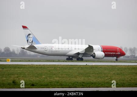 Norwegian Air Sweden Boeing 787-9 Dreamliner come visto all'arrivo finale atterrando sulla pista Ponderbaan e tassando all'aeroporto internazionale Schiphol di Amsterdam AMS EHAM nei Paesi Bassi durante una giornata di pioggia in foschia. L'aereo commerciale a corpo largo ha la registrazione se-RXM, 2x RR Rolls Royce motori a getto e il nome Asger Jorn. Norwegian Air Sweden AB è una compagnia aerea svedese a basso costo e una filiale completamente integrata di Norwegian Air Shuttle, che utilizza la propria identità aziendale. Febbraio 28, 2020 (Foto di Nicolas Economou/NurPhoto) Foto Stock