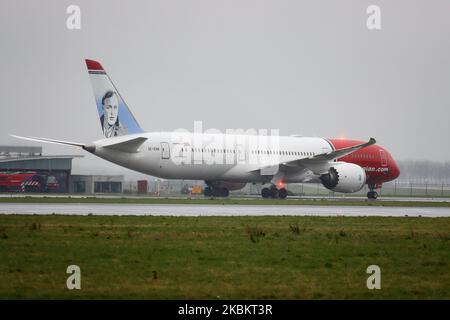 Norwegian Air Sweden Boeing 787-9 Dreamliner come visto all'arrivo finale atterrando sulla pista Ponderbaan e tassando all'aeroporto internazionale Schiphol di Amsterdam AMS EHAM nei Paesi Bassi durante una giornata di pioggia in foschia. L'aereo commerciale a corpo largo ha la registrazione se-RXM, 2x RR Rolls Royce motori a getto e il nome Asger Jorn. Norwegian Air Sweden AB è una compagnia aerea svedese a basso costo e una filiale completamente integrata di Norwegian Air Shuttle, che utilizza la propria identità aziendale. Febbraio 28, 2020 (Foto di Nicolas Economou/NurPhoto) Foto Stock