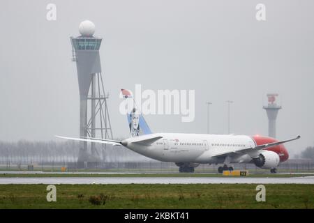 Norwegian Air Sweden Boeing 787-9 Dreamliner come visto all'arrivo finale atterrando sulla pista Ponderbaan e tassando all'aeroporto internazionale Schiphol di Amsterdam AMS EHAM nei Paesi Bassi durante una giornata di pioggia in foschia. L'aereo commerciale a corpo largo ha la registrazione se-RXM, 2x RR Rolls Royce motori a getto e il nome Asger Jorn. Norwegian Air Sweden AB è una compagnia aerea svedese a basso costo e una filiale completamente integrata di Norwegian Air Shuttle, che utilizza la propria identità aziendale. Febbraio 28, 2020 (Foto di Nicolas Economou/NurPhoto) Foto Stock