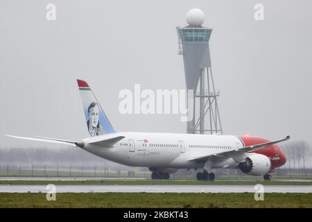 Norwegian Air Sweden Boeing 787-9 Dreamliner come visto all'arrivo finale atterrando sulla pista Ponderbaan e tassando all'aeroporto internazionale Schiphol di Amsterdam AMS EHAM nei Paesi Bassi durante una giornata di pioggia in foschia. L'aereo commerciale a corpo largo ha la registrazione se-RXM, 2x RR Rolls Royce motori a getto e il nome Asger Jorn. Norwegian Air Sweden AB è una compagnia aerea svedese a basso costo e una filiale completamente integrata di Norwegian Air Shuttle, che utilizza la propria identità aziendale. Febbraio 28, 2020 (Foto di Nicolas Economou/NurPhoto) Foto Stock