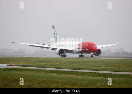 Norwegian Air Sweden Boeing 787-9 Dreamliner come visto all'arrivo finale atterrando sulla pista Ponderbaan e tassando all'aeroporto internazionale Schiphol di Amsterdam AMS EHAM nei Paesi Bassi durante una giornata di pioggia in foschia. L'aereo commerciale a corpo largo ha la registrazione se-RXM, 2x RR Rolls Royce motori a getto e il nome Asger Jorn. Norwegian Air Sweden AB è una compagnia aerea svedese a basso costo e una filiale completamente integrata di Norwegian Air Shuttle, che utilizza la propria identità aziendale. Febbraio 28, 2020 (Foto di Nicolas Economou/NurPhoto) Foto Stock