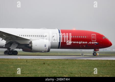 Norwegian Air Sweden Boeing 787-9 Dreamliner come visto all'arrivo finale atterrando sulla pista Ponderbaan e tassando all'aeroporto internazionale Schiphol di Amsterdam AMS EHAM nei Paesi Bassi durante una giornata di pioggia in foschia. L'aereo commerciale a corpo largo ha la registrazione se-RXM, 2x RR Rolls Royce motori a getto e il nome Asger Jorn. Norwegian Air Sweden AB è una compagnia aerea svedese a basso costo e una filiale completamente integrata di Norwegian Air Shuttle, che utilizza la propria identità aziendale. Febbraio 28, 2020 (Foto di Nicolas Economou/NurPhoto) Foto Stock