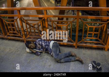 Un giovane senza tetto che dorme su un ponte a piedi nella sola capitale, il 31 marzo 2020 a Dhaka, Bangladesh (Foto di Khandaker Azizur Rahman Sumon/NurPhoto) Foto Stock