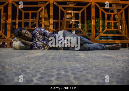 Un giovane senza tetto che dorme su un ponte a piedi nella sola capitale, il 31 marzo 2020 a Dhaka, Bangladesh (Foto di Khandaker Azizur Rahman Sumon/NurPhoto) Foto Stock