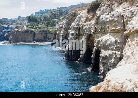 Grotte marine la Jolla con erosione sulla scogliera e strati rocciosi sedimentari. Viaggiare e scoprire la natura e la geologia della California Foto Stock