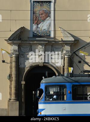 Un tram con le bandiere del Vaticano passa davanti alla "finestra del Papa" al Palazzo degli Arcivescovi di Cracovia, dove il Papa Giovanni Paolo II si rivolse alla folla durante le sue visite a Cracovia. Oggi ricorre il 15th° anniversario della morte di Papa Giovanni Paolo II. Morì il 2 aprile 2005 all'età di 84 anni e il suo pontificato durò 26 anni, 5 mesi e 16 giorni. Giovedì 2 aprile 2020 a Cracovia, Polonia. (Foto di Artur Widak/NurPhoto) Foto Stock