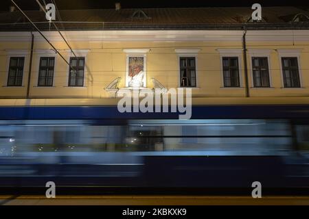 Un tram passa accanto alla "finestra del Papa" presso il Palazzo degli Arcivescovi di Cracovia, dove Papa Giovanni Paolo II si rivolse alle folle durante le sue visite a Cracovia. Oggi ricorre il 15th° anniversario della morte di Papa Giovanni Paolo II. Morì il 2 aprile 2005 all'età di 84 anni e il suo pontificato durò 26 anni, 5 mesi e 16 giorni. Giovedì 2 aprile 2020 a Cracovia, Polonia. (Foto di Artur Widak/NurPhoto) Foto Stock