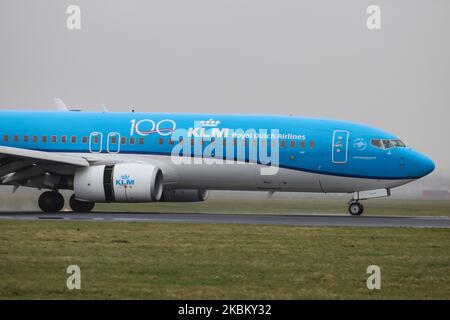KLM Royal Dutch Airlines aeromobile commerciale Boeing 737-800 visto all'arrivo finale atterrando con il tempo piovoso nella nebbia all'aeroporto internazionale EHAM di Amsterdam Schiphol AMS nei Paesi Bassi. L'aereo Boeing 737-8K2(WL) ha la registrazione PH-BXZ, nome Uil / Owl e 2x motori a reazione CFMI. KLM Royal Dutch Airlines, Koninklijke Luchtvaart Maatschappij è il vettore di bandiera olandese, membro dell'alleanza aerea SkyTeam, di proprietà di Air France - società madre del gruppo KLM. Febbraio 28, 2020 (Foto di Nicolas Economou/NurPhoto) Foto Stock