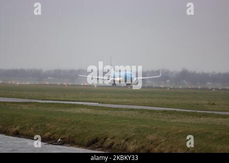 KLM Royal Dutch Airlines aeromobile commerciale Boeing 737-800 visto all'arrivo finale atterrando con il tempo piovoso nella nebbia all'aeroporto internazionale EHAM di Amsterdam Schiphol AMS nei Paesi Bassi. L'aereo Boeing 737-8K2(WL) ha la registrazione PH-BXZ, nome Uil / Owl e 2x motori a reazione CFMI. KLM Royal Dutch Airlines, Koninklijke Luchtvaart Maatschappij è il vettore di bandiera olandese, membro dell'alleanza aerea SkyTeam, di proprietà di Air France - società madre del gruppo KLM. Febbraio 28, 2020 (Foto di Nicolas Economou/NurPhoto) Foto Stock