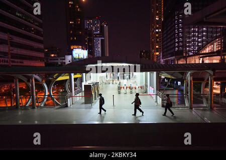 Le persone si affrettano a prendere l'ultimo autobus di transito rapido (BRT) di ritorno a casa a Bangkok prima del coprifuoco nazionale a Bangkok, Thailandia. Come il primo ministro thailandese impone coprifuoco a livello nazionale a partire dal primo giorno del 3 aprile 2020 dal 10pm-4pm come misure rigorose per rallentare la diffusione del coronavirus (Covid-19). Come la salute pubblica tailandese ha riportato 103 nuovi casi di coronavirus (Covid-19), portando il totale a 1.978 e 19 morti. Il 3 aprile 2020 a Bangkok, Thailandia. (Foto di Vachira Vachira/NurPhoto) Foto Stock