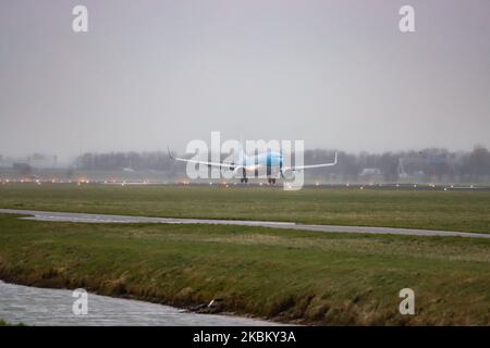 KLM Royal Dutch Airlines aeromobile commerciale Boeing 737-800 visto all'arrivo finale atterrando con il tempo piovoso nella nebbia all'aeroporto internazionale EHAM di Amsterdam Schiphol AMS nei Paesi Bassi. L'aereo Boeing 737-8K2(WL) ha la registrazione PH-BXZ, nome Uil / Owl e 2x motori a reazione CFMI. KLM Royal Dutch Airlines, Koninklijke Luchtvaart Maatschappij è il vettore di bandiera olandese, membro dell'alleanza aerea SkyTeam, di proprietà di Air France - società madre del gruppo KLM. Febbraio 28, 2020 (Foto di Nicolas Economou/NurPhoto) Foto Stock