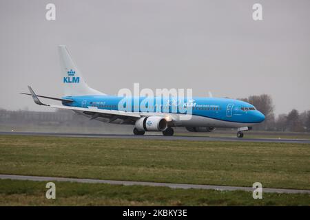 KLM Royal Dutch Airlines aeromobile commerciale Boeing 737-800 visto all'arrivo finale atterrando con il tempo piovoso nella nebbia all'aeroporto internazionale EHAM di Amsterdam Schiphol AMS nei Paesi Bassi. L'aereo Boeing 737-8K2(WL) ha la registrazione PH-BXZ, nome Uil / Owl e 2x motori a reazione CFMI. KLM Royal Dutch Airlines, Koninklijke Luchtvaart Maatschappij è il vettore di bandiera olandese, membro dell'alleanza aerea SkyTeam, di proprietà di Air France - società madre del gruppo KLM. Febbraio 28, 2020 (Foto di Nicolas Economou/NurPhoto) Foto Stock