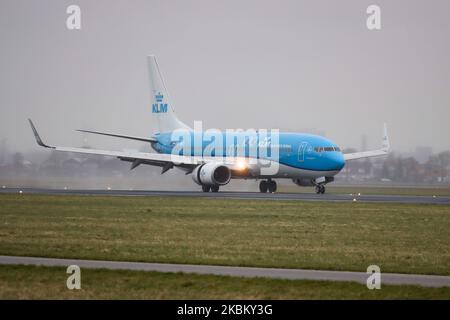KLM Royal Dutch Airlines aeromobile commerciale Boeing 737-800 visto all'arrivo finale atterrando con il tempo piovoso nella nebbia all'aeroporto internazionale EHAM di Amsterdam Schiphol AMS nei Paesi Bassi. L'aereo Boeing 737-8K2(WL) ha la registrazione PH-BXZ, nome Uil / Owl e 2x motori a reazione CFMI. KLM Royal Dutch Airlines, Koninklijke Luchtvaart Maatschappij è il vettore di bandiera olandese, membro dell'alleanza aerea SkyTeam, di proprietà di Air France - società madre del gruppo KLM. Febbraio 28, 2020 (Foto di Nicolas Economou/NurPhoto) Foto Stock