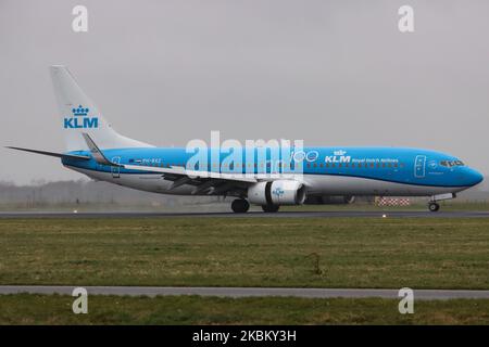 KLM Royal Dutch Airlines aeromobile commerciale Boeing 737-800 visto all'arrivo finale atterrando con il tempo piovoso nella nebbia all'aeroporto internazionale EHAM di Amsterdam Schiphol AMS nei Paesi Bassi. L'aereo Boeing 737-8K2(WL) ha la registrazione PH-BXZ, nome Uil / Owl e 2x motori a reazione CFMI. KLM Royal Dutch Airlines, Koninklijke Luchtvaart Maatschappij è il vettore di bandiera olandese, membro dell'alleanza aerea SkyTeam, di proprietà di Air France - società madre del gruppo KLM. Febbraio 28, 2020 (Foto di Nicolas Economou/NurPhoto) Foto Stock