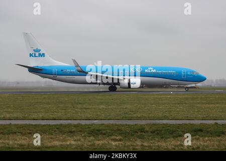 KLM Royal Dutch Airlines aeromobile commerciale Boeing 737-800 visto all'arrivo finale atterrando con il tempo piovoso nella nebbia all'aeroporto internazionale EHAM di Amsterdam Schiphol AMS nei Paesi Bassi. L'aereo Boeing 737-8K2(WL) ha la registrazione PH-BXZ, nome Uil / Owl e 2x motori a reazione CFMI. KLM Royal Dutch Airlines, Koninklijke Luchtvaart Maatschappij è il vettore di bandiera olandese, membro dell'alleanza aerea SkyTeam, di proprietà di Air France - società madre del gruppo KLM. Febbraio 28, 2020 (Foto di Nicolas Economou/NurPhoto) Foto Stock
