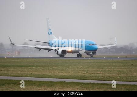 KLM Royal Dutch Airlines aeromobile commerciale Boeing 737-800 visto all'arrivo finale atterrando con il tempo piovoso nella nebbia all'aeroporto internazionale EHAM di Amsterdam Schiphol AMS nei Paesi Bassi. L'aereo Boeing 737-8K2(WL) ha la registrazione PH-BXZ, nome Uil / Owl e 2x motori a reazione CFMI. KLM Royal Dutch Airlines, Koninklijke Luchtvaart Maatschappij è il vettore di bandiera olandese, membro dell'alleanza aerea SkyTeam, di proprietà di Air France - società madre del gruppo KLM. Febbraio 28, 2020 (Foto di Nicolas Economou/NurPhoto) Foto Stock
