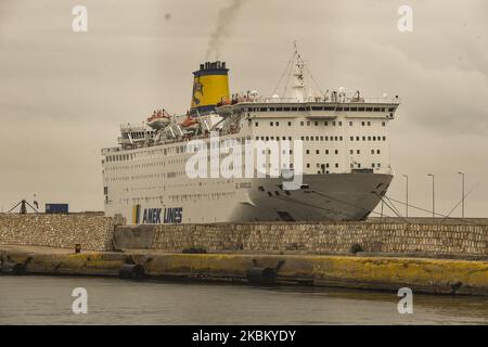 Il traghetto greco "Eleftherios Venizelos" è attraccato al porto di Pireo sotto quarantena il 3 aprile 2020, dopo che le autorità hanno trovato 119 passeggeri positivi, i suoi 383 infetti da covid-19. – Il traghetto trasporta un equipaggio di 34 persone e altri 349 marinai di varie nazionalità, tra cui due cittadini greci. (Foto di Dimitris Lampropoulos/NurPhoto) Foto Stock