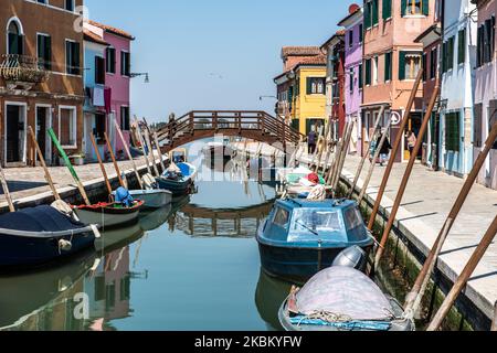 Un canale nell'Isola di Burano, parte della Laguna di Venezia durante l'emergenza Covid19. (Foto di Giacomo Cosua/NurPhoto) Foto Stock