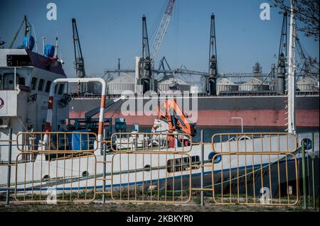 Ogni nave proveniente da regioni endemiche con coronavirus deve essere obbligatoria sotto 14 giorni di quarantena nel porto di Varna, a causa dello stato di emergenza della Bulgaria a causa del COVID-19. Il Dipartimento della Salute ha confermato 485 casi di coronavirus in Bulgaria, con almeno 14 decessi registrati e 30 recuperati, Varna, Bulgaria il 03 aprile 2020 (Foto di Hristo Rusev/NurPhoto) Foto Stock