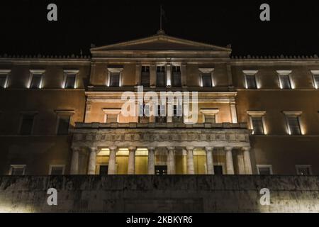 La bandiera italiana è proiettata sul palazzo del parlamento in solidarietà con l'Italia, sulla pandemia del coronavirus (COVID-19), ad Atene, in Grecia, 3 aprile 2020. (Foto di Dimitris Lampropoulos/NurPhoto) Foto Stock