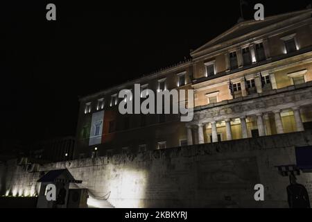 La bandiera italiana è proiettata sul palazzo del parlamento in solidarietà con l'Italia, sulla pandemia del coronavirus (COVID-19), ad Atene, in Grecia, 3 aprile 2020. (Foto di Dimitris Lampropoulos/NurPhoto) Foto Stock