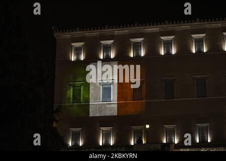 La bandiera italiana è proiettata sul palazzo del parlamento in solidarietà con l'Italia, sulla pandemia del coronavirus (COVID-19), ad Atene, in Grecia, 3 aprile 2020. (Foto di Dimitris Lampropoulos/NurPhoto) Foto Stock