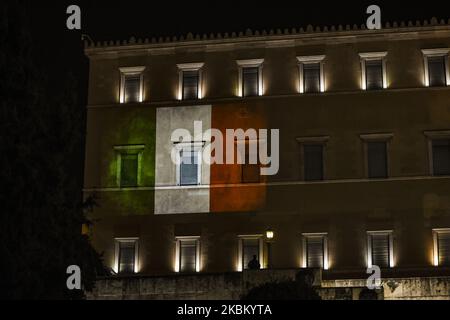 La bandiera italiana è proiettata sul palazzo del parlamento in solidarietà con l'Italia, sulla pandemia del coronavirus (COVID-19), ad Atene, in Grecia, 3 aprile 2020. (Foto di Dimitris Lampropoulos/NurPhoto) Foto Stock