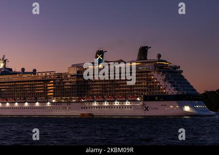 'La nave da crociera Celebrity Solstice' vista avvicinarsi al Porto di Sydney per rifornire e rifornire prima di lasciare le acque Australiane il 04 Aprile 2020 a Sydney, Australia. Il governo australiano sta lavorando per spostare diverse navi dalle acque del nuovo Galles del Sud, in linea con un divieto di 30 giorni imposto a marzo alle navi straniere che attraccano nei porti australiani. (Foto di Izhar Khan/NurPhoto) Foto Stock