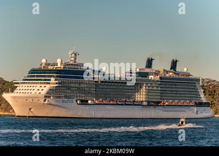 'La nave da crociera Celebrity Solstice' vista avvicinarsi al Porto di Sydney per rifornire e rifornire prima di lasciare le acque Australiane il 04 Aprile 2020 a Sydney, Australia. Il governo australiano sta lavorando per spostare diverse navi dalle acque del nuovo Galles del Sud, in linea con un divieto di 30 giorni imposto a marzo alle navi straniere che attraccano nei porti australiani. (Foto di Izhar Khan/NurPhoto) Foto Stock