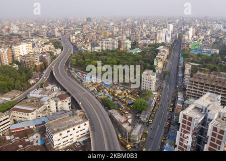 I camion sono parcheggiati nel terminal della città di Dhaka durante il blocco imposto dal governo come misura preventiva contro il coronavirus COVID-19 a Dhaka, Bangladesh il 04 aprile 2020. (Foto di Zakir Hossain Chowdhury/NurPhoto) Foto Stock