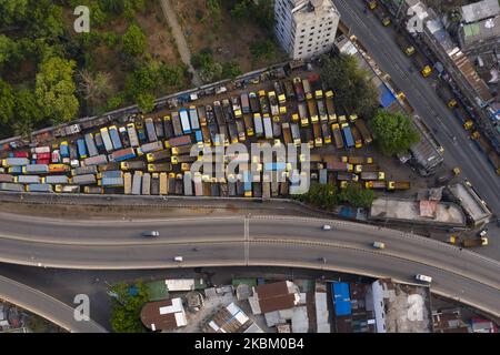 I camion sono parcheggiati nel terminal della città di Dhaka durante il blocco imposto dal governo come misura preventiva contro il coronavirus COVID-19 a Dhaka, Bangladesh il 04 aprile 2020. (Foto di Zakir Hossain Chowdhury/NurPhoto) Foto Stock