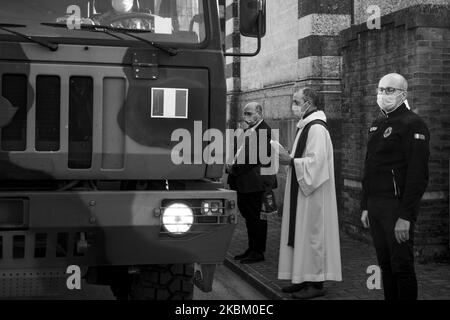 (NOTA DELL'EDITORE: L'immagine è stata convertita in bianco e nero) coronavirus, COVID 19, continua a mietere vittime. La città di Bergamo, non più in grado di gestire l'elevato numero di morti in continuo aumento, ha richiesto l'aiuto e l'intervento dell'esercito per la Cremazione dei morti. Questi sono stati smistati e trasportati in tutta Italia. Padova ha anche dato il suo contributo mettendo a disposizione la Camera del crematorio dell'Ospedale maggiore dove sono arrivati oggi 25 cadaveri trasportati da veicoli militari. Sul posto li attende il sindaco di Padova Sergio Giordani, il commissario Cristina Piva, membro Foto Stock