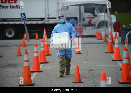 I professionisti medici della Joint Task Force di New York, composta da personale dell'esercito, della marina, dell'aeronautica e del corpo dei Marine, amministrano i test COVID-19 presso il centro di test COVID-19 drive-through e il Field ER a Stony Brook, New York. La struttura è prevista per testare 979 vittime sospette di coronavirus oggi, il 4 aprile 2020. (Foto di B.A. Van Sise/NurPhoto) Foto Stock