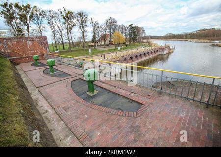 Storico, costruito nel 1852 maledizione alluvione è visto a Biala Gora, Polonia il 4 aprile 2020 la maledizione è stato costruito dopo il cambiamento del corso del fiume Nogat, e il luogo in cui il fiume Nogat sfocia nel fiume Vistola (Wisla). (Foto di Michal Fludra/NurPhoto) Foto Stock