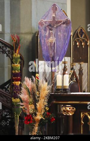 Un crocifisso velato e le tradizionali palme pasquali sono viste in una chiesa durante la celebrazione della Domenica delle Palme. Cracovia, Polonia il 5th aprile 2020. A causa della diffusione del coronavirus, l'episcopato polacco ha annunciato una deroga e ha invitato i fedeli a partecipare alla messa domenicale via internet, radio o televisione e servizi religiosi possono avere un massimo di cinque partecipanti. (Foto di Beata Zawrzel/NurPhoto) Foto Stock