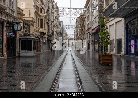 Una vista generale del famoso Viale Istiklal vicino a Taksim a Istanbul, Turchia visto il 5 aprile 2020. Il ministro della sanità ha detto che il numero totale di casi confermati COVID-19 è salito a 27.069, e il bilancio delle vittime è di 574. Le scuole e le università sono state chiuse dal marzo 16, e tutti gli eventi sportivi sono stati interrotti. Tutti i ristoranti, i negozi, le attrazioni turistiche e le sedi degli eventi sono chiusi e i proprietari e i piccoli rivenditori devono affrontare difficoltà finanziarie dovute alla quarantena. (Foto di Erhan Demirtas/NurPhoto) Foto Stock