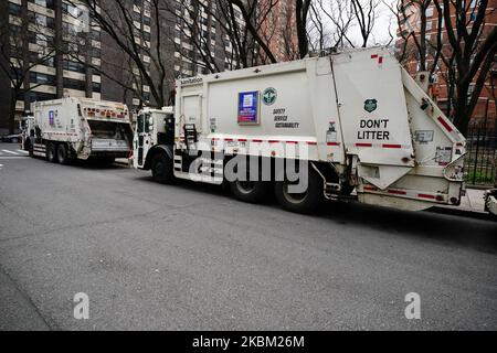 Una fila di veicoli sanitari parcheggiati viene vista a New York il 5 aprile 2020. (Foto di John Nacion/NurPhoto) Foto Stock