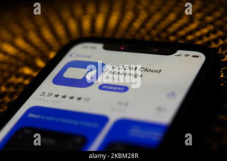 ZOOM l'app Cloud Meetings viene visualizzata sullo schermo del telefono in questa foto scattata in Polonia il 6 aprile 2020. (Foto Illustrazione di Jakub Porzycki/NurPhoto) Foto Stock
