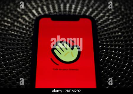 Il logo Houseparty viene visualizzato sullo schermo del telefono in questa foto di illustrazione scattata in Polonia il 6 aprile 2020. (Foto Illustrazione di Jakub Porzycki/NurPhoto) Foto Stock