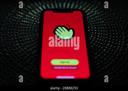 Il logo Houseparty viene visualizzato sullo schermo del telefono in questa foto di illustrazione scattata in Polonia il 6 aprile 2020. (Foto Illustrazione di Jakub Porzycki/NurPhoto) Foto Stock