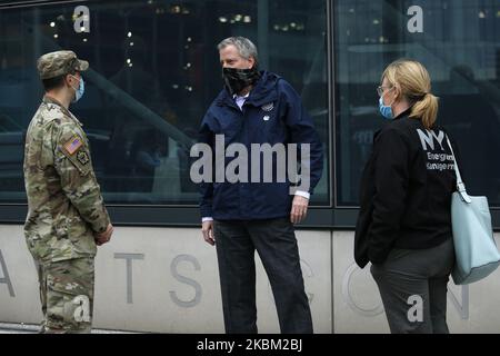 Il sindaco di New York Bill de Blasio (C) e Deanne Criswell (R) del Dipartimento per la gestione delle emergenze di New York City assistono il 5 aprile 2020 a New York ad un incontro con gli operatori sanitari e il personale militare. Il Centro Convegni è stato convertito in un ospedale da campo temporaneo dal corpo degli ingegneri dell'esercito degli Stati Uniti per alleviare la pressione sugli ospedali sopraffatti di New York dalla pandemia COVID-19. (Foto di John Lamparski/NurPhoto) Foto Stock